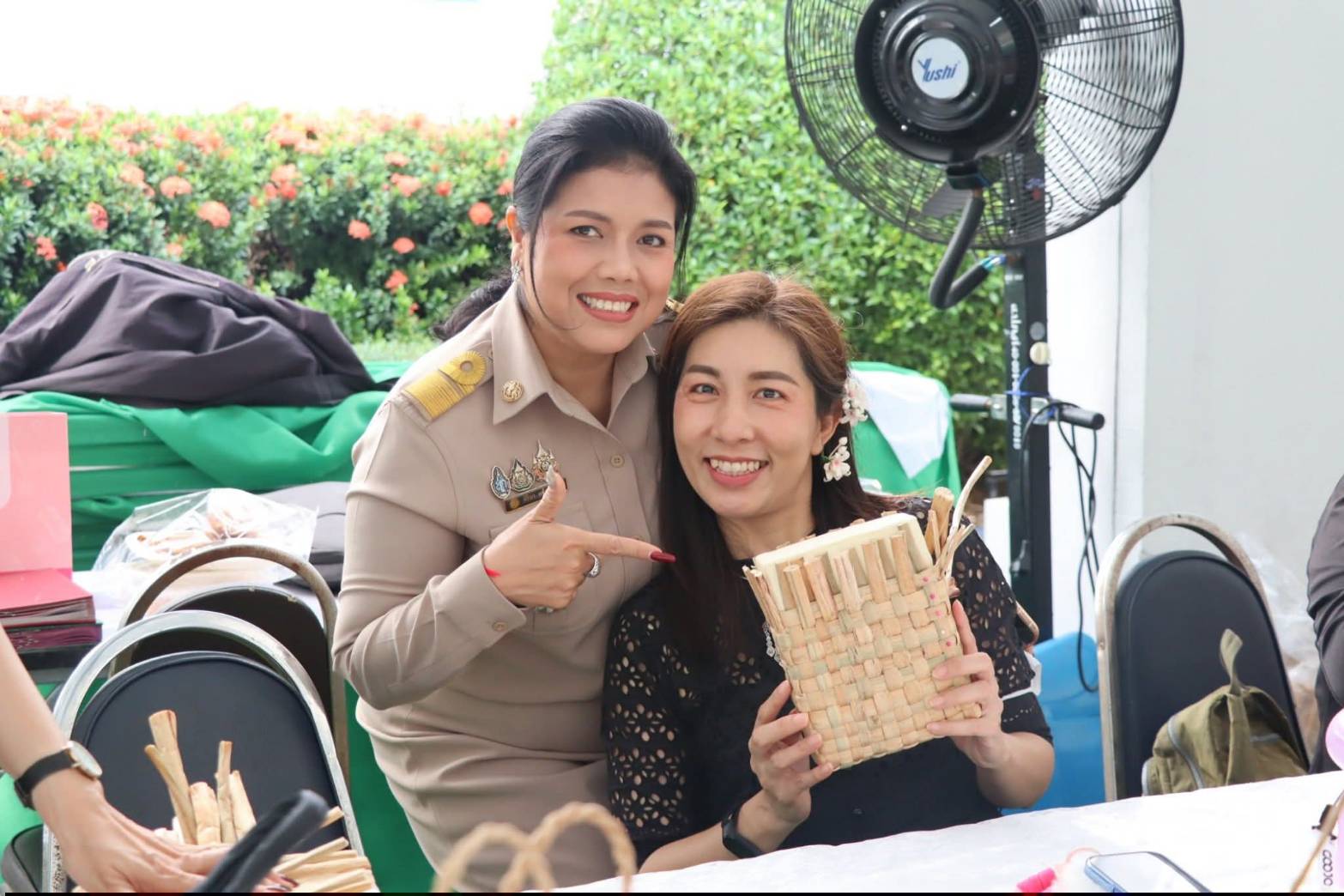 title - รัฐมนตรีว่าการกระทรวงเกษตรและสหกรณ์ พร้อมด้วยคณะผู้บริหาร ส.ป.ก. เข้าเยี่ยมชมโซนกิจกรรมฝึกอาชีพ Workshop งานศิลปหัตถกรรม (ศพส.) กิจกรรมจัดขึ้นภายใต้งาน วันคล้ายวันสถาปนาครบรอบ 51 ปี ส.ป.ก. ณ สำนักงานการปฏิรูปที่ดินเพื่อเกษตรกรรม